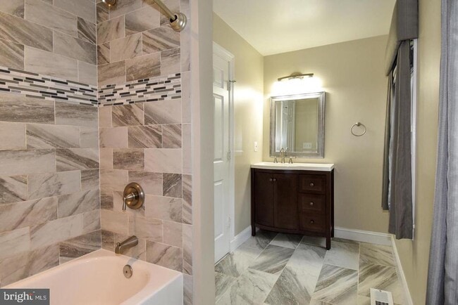 Building Photo - 515 Tobacco Quay