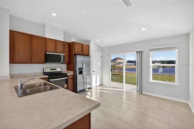 Building Photo - 33 Somerset Ave