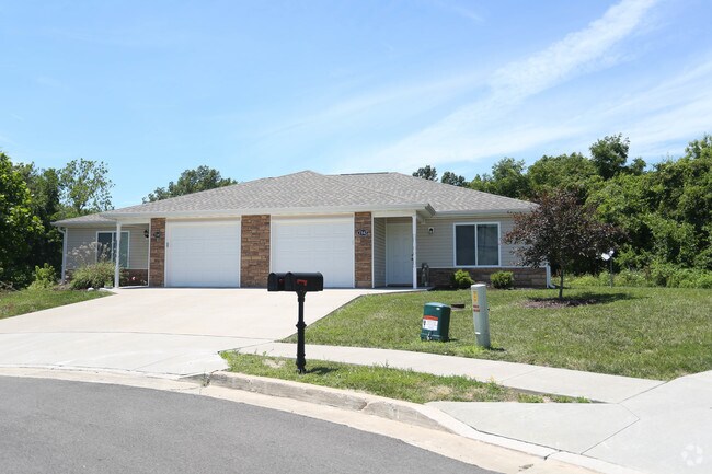 2 bedroom, 2 bath, 1-car garage - Golf View Gardens Apartments