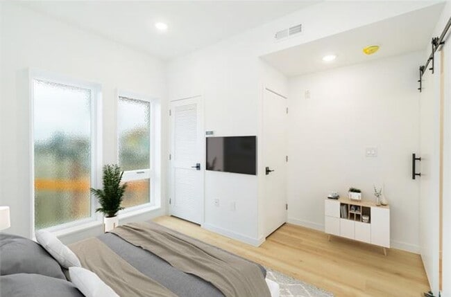 Building Photo - 2720 Hope St