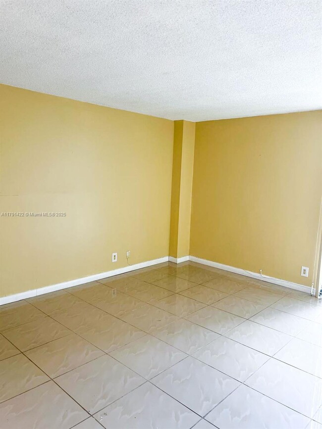 Building Photo - 20400 W Country Club Dr