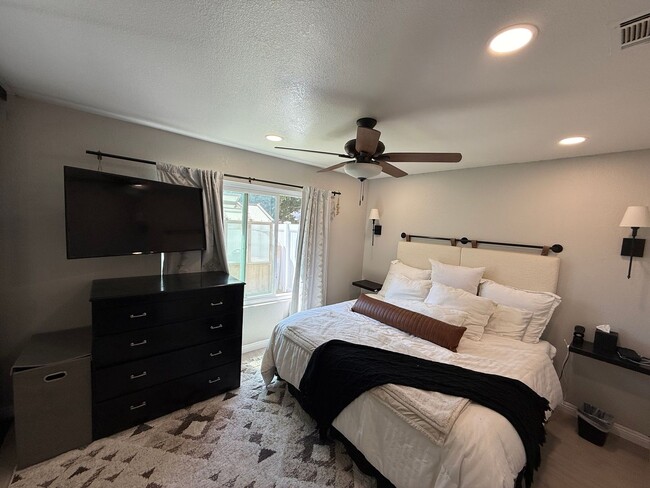 Building Photo - Well Maintained & Updated Home