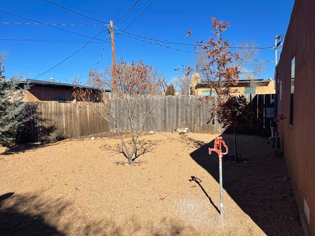 Building Photo - 536 W Alameda St