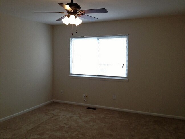 Building Photo - 3 Bedroom End Unit Townhome in Virginia Beach