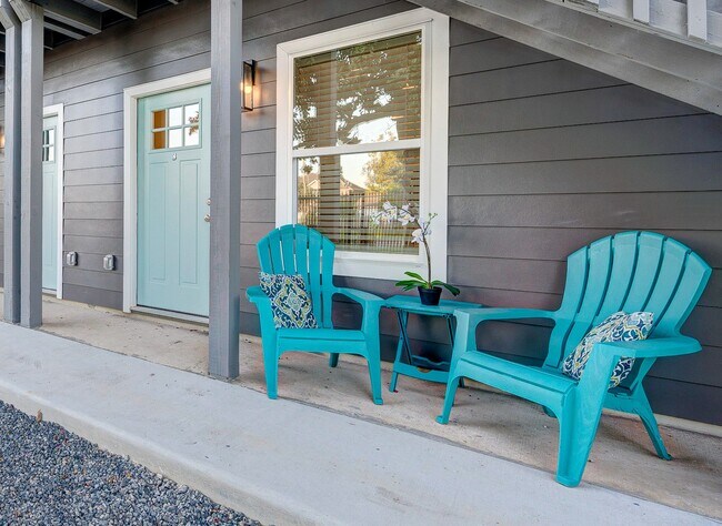 Porches or Patio Space - 72 Burress St