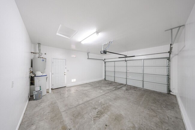 Building Photo - Charming 4 Bed 2 bath 2 Car Garage Home in...