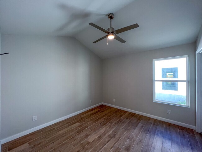 Building Photo - 1400 E Iris Ave