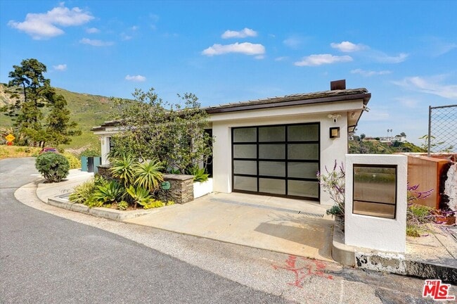 Building Photo - 3850 Rambla Orienta