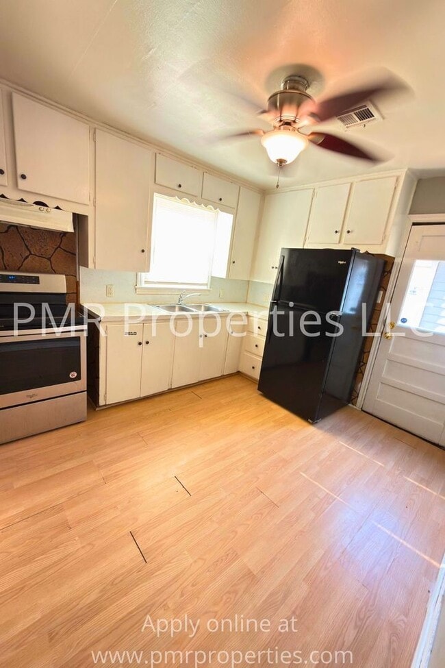 Building Photo - 4 Bedroom/ 1 Bathroom House