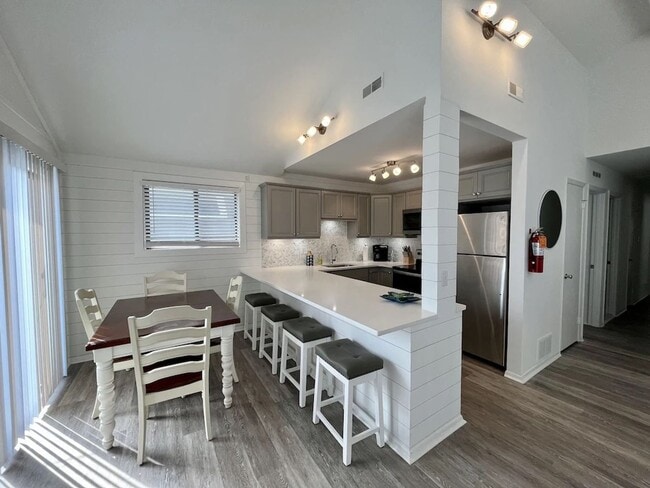 Building Photo - Renovated Home - Sleeps 6 - Winter Rental Only