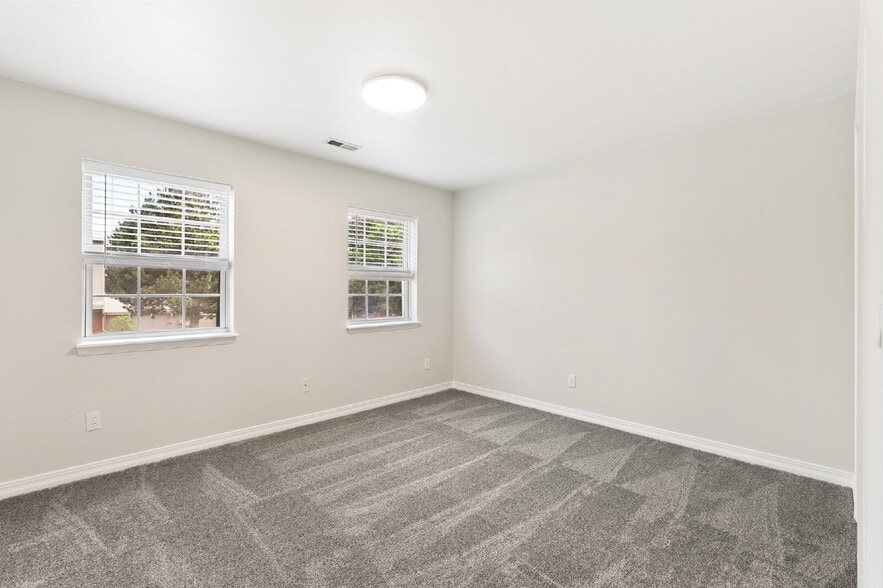 Building Photo - Updated Townhome with Views – Minutes to P...