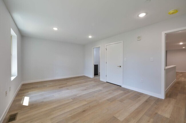 Building Photo - 645 Brooklyn St