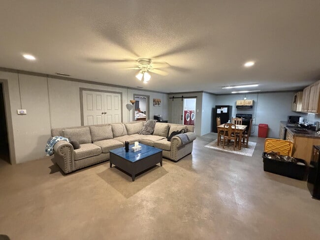 Building Photo - Spacious 3 Bed, 2 Bath Home with 2 car carport!