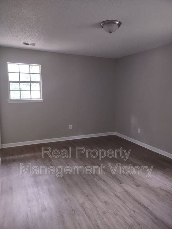 Building Photo - 180 Saturn Ln