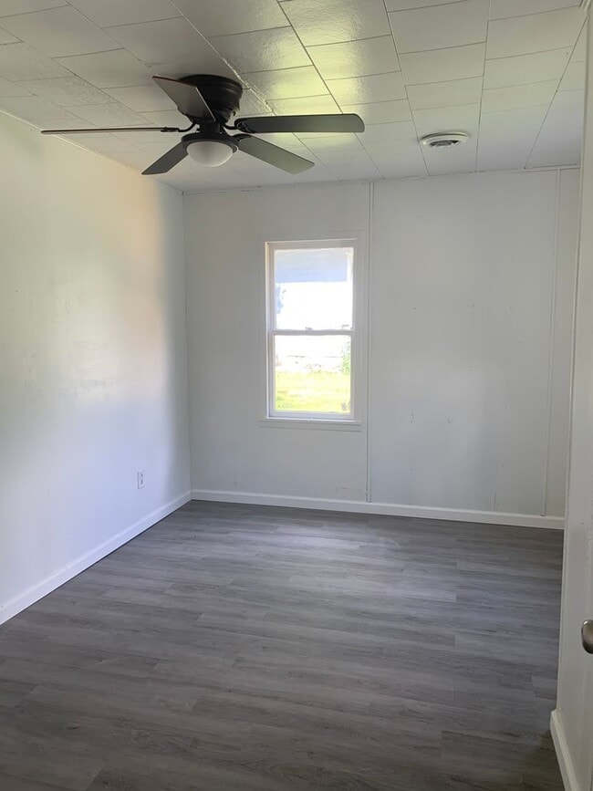 Building Photo - Newly Remodeled 2 bedroom 1 bathroom!!