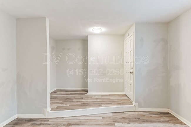Building Photo - 700 Meadowglen Dr
