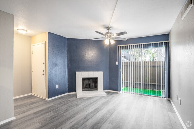 1BR, 1BA - 600SF - Living Room - Angleton Manor