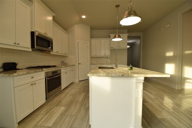 Building Photo - 16643 Highland Country Dr