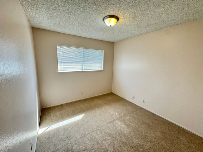Building Photo - COM736