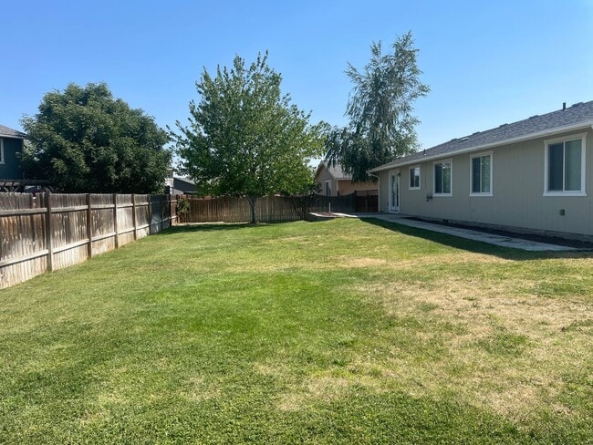 Building Photo - Cozy Home w/Private Backyard!
