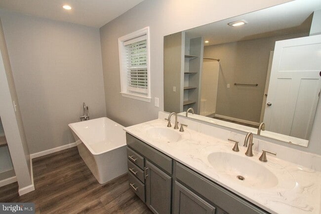 Building Photo - 8 Conover Ln