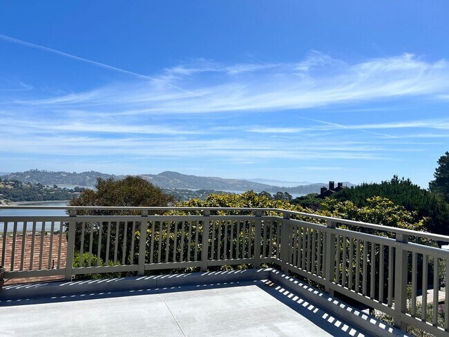 Building Photo - ONE LEVEL ONE BEDROOM TOP-UNIT CONDO IN HEADLANDS WITH STUNNING BAY VIEWS