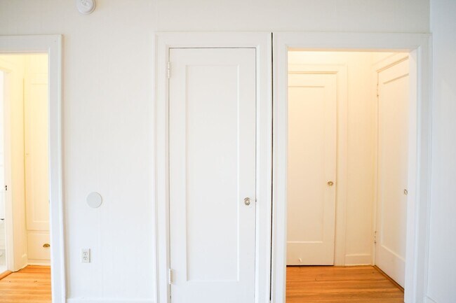 Building Photo - Ladd's Addition: Sunny Studio with Hardwoods + Lovely Architectural Appeal!