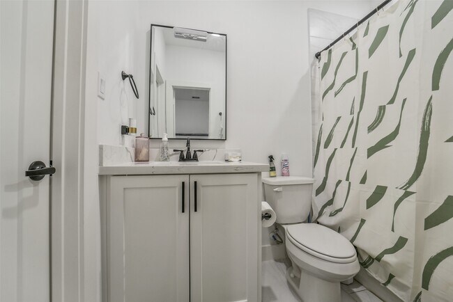 Building Photo - 718 W Donovan St