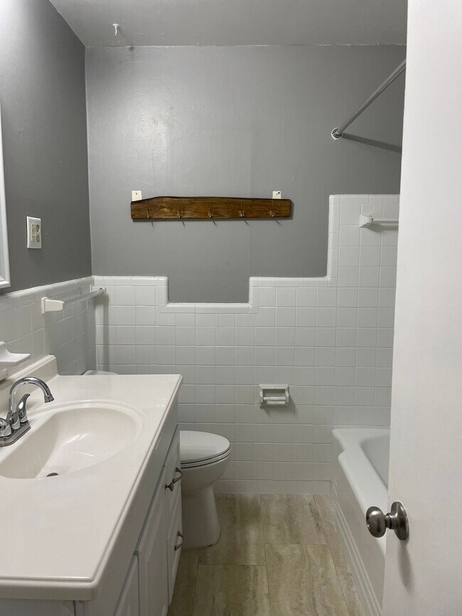 Building Photo - Fall Into Comfort! Spacious 3BR/2BA Upstai...