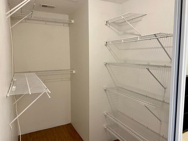 Building Photo - 525 Bayfront Dr