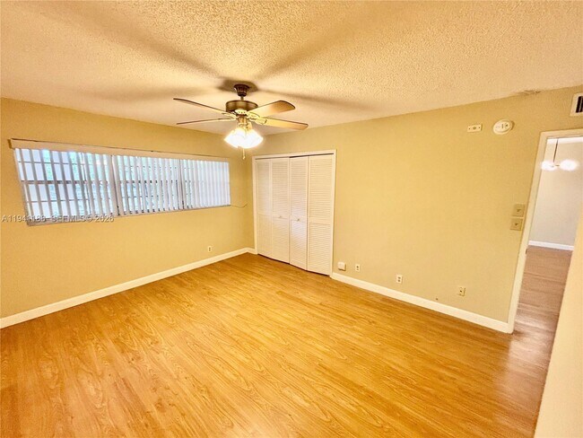 Building Photo - 3351 S Palm Aire Dr