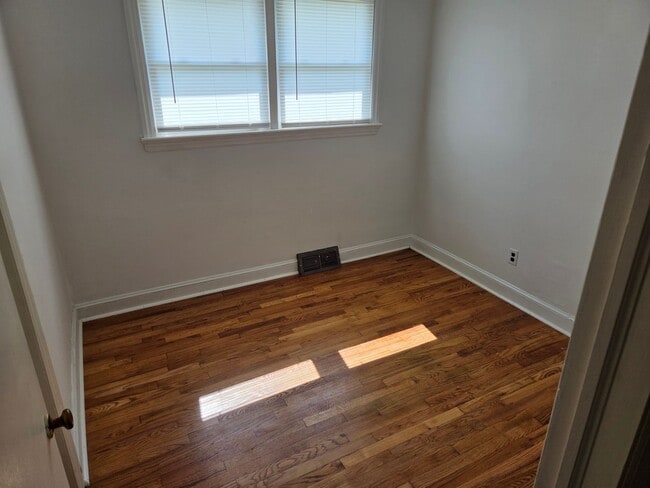 Building Photo - 3 Bedroom Single Family Home