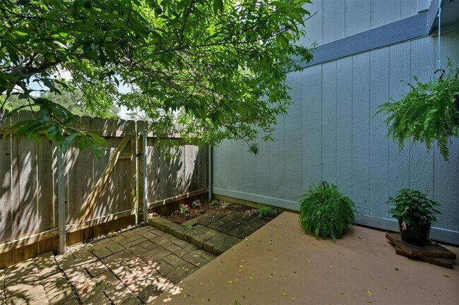 Building Photo - 1411 Gracy Farms Ln