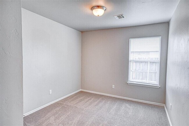 Building Photo - 4801 SE 77th St