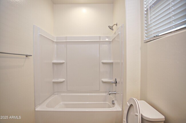Building Photo - 879 W Finch Dr