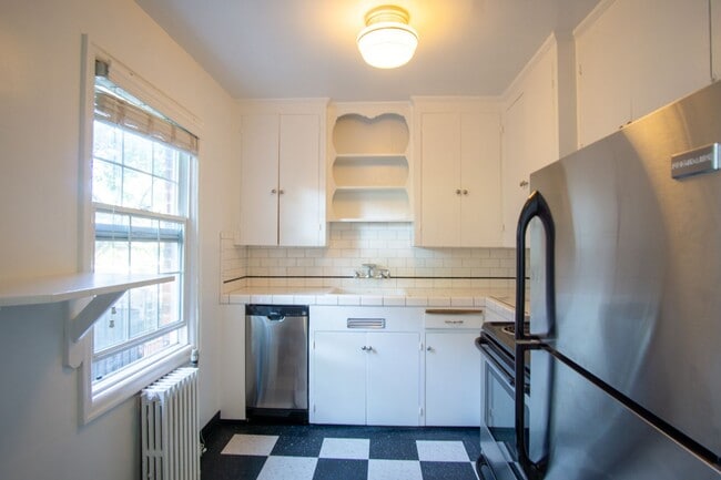 Building Photo - Fabulous Vintage 1-Bedroom Across the Street from Laurelhurst Park!