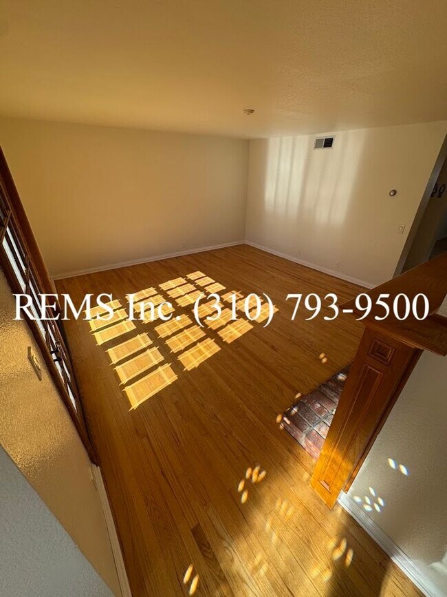 Building Photo - Spacious Townhome with Garage & Laundry in...