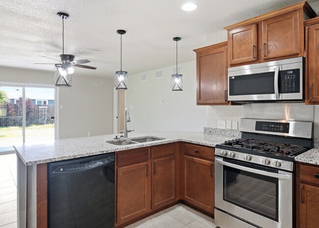 Building Photo - Open Living, Private Backyard, Great Location
