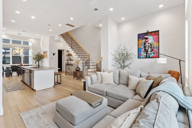 Building Photo - 1504 Ennis St