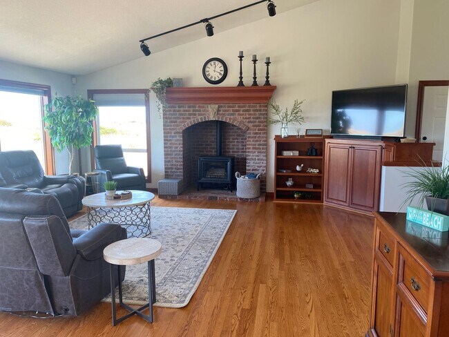 Building Photo - LONG BEACH VACATION HOME BY THE MONTH - VIEW & BEACH ACCESS