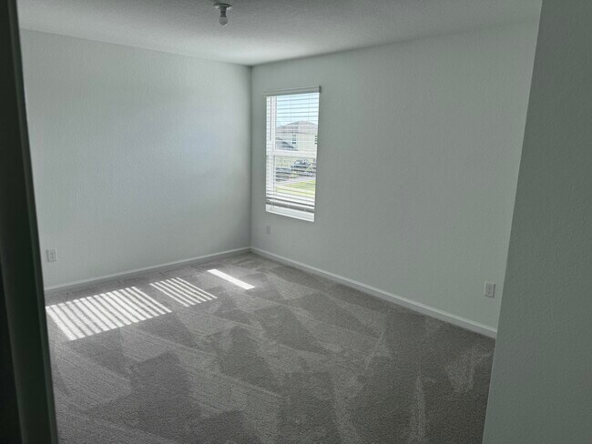 Building Photo - 664 Carlyle Wy