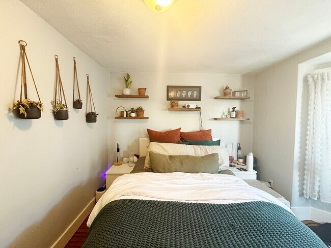 Building Photo - 643 Saratoga St