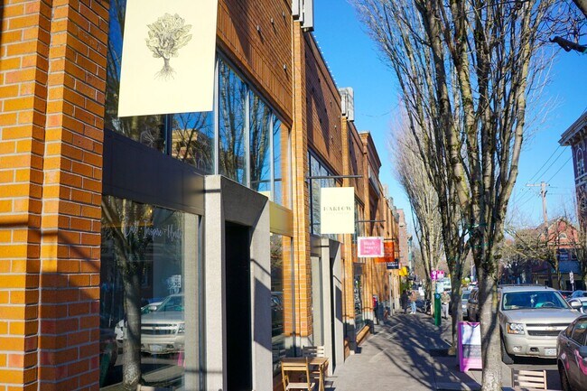 Building Photo - Stunning 1931 Townhome with Original Details You've GOT to See!