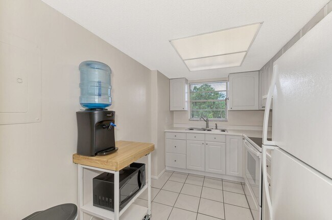 Building Photo - BEAULTIFUL 1 BEDROOM, 1 BATHROOM CONDO LOC...