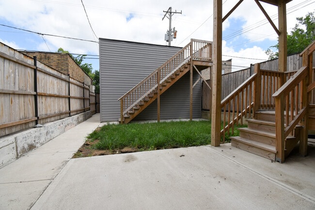 Building Photo - 4942 W Belden Ave