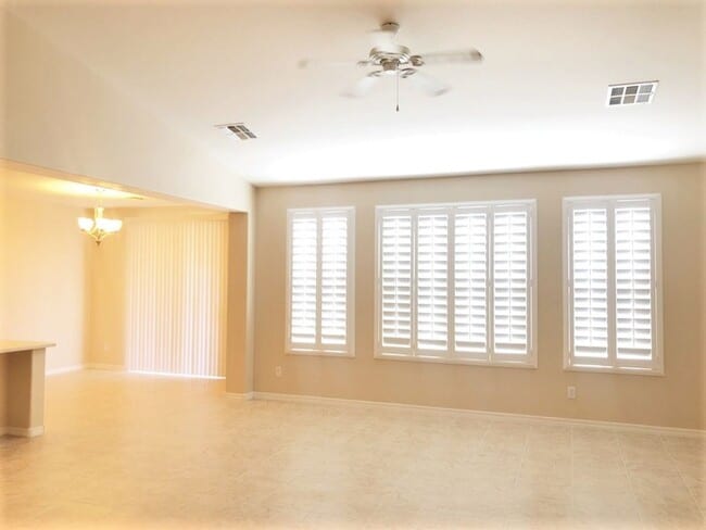 Building Photo - Beautiful 4 Bedroom / 2 Bath, in North Pho...