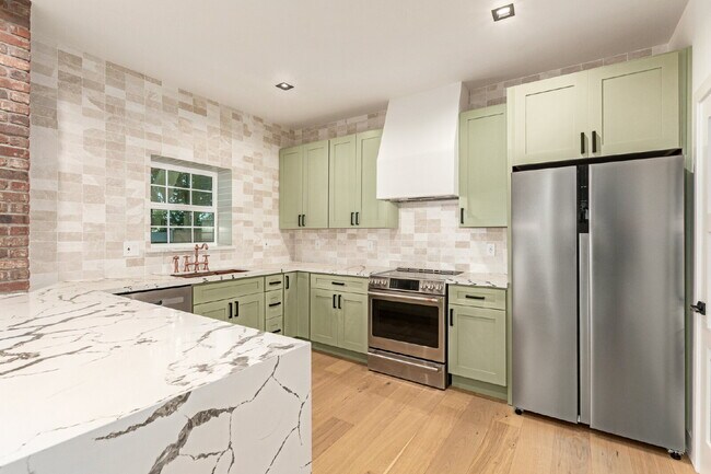 Building Photo - Gorgeous 2-Bed, 2-Bath duplex in the Garfi...