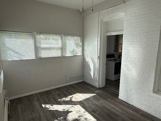 Building Photo - Beautiful one bedroom in the heart of the ...
