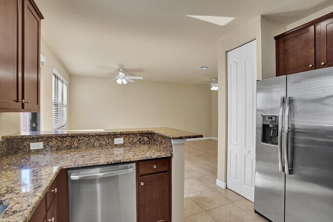 Building Photo - Gorgeous Townhome in Parkland