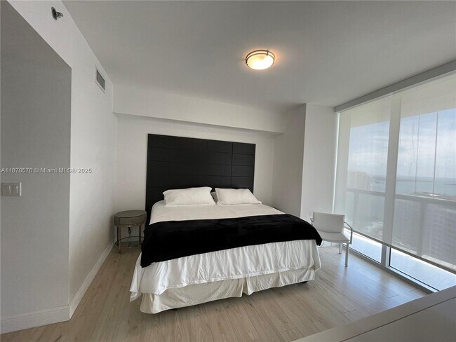 Building Photo - 475 Brickell Ave